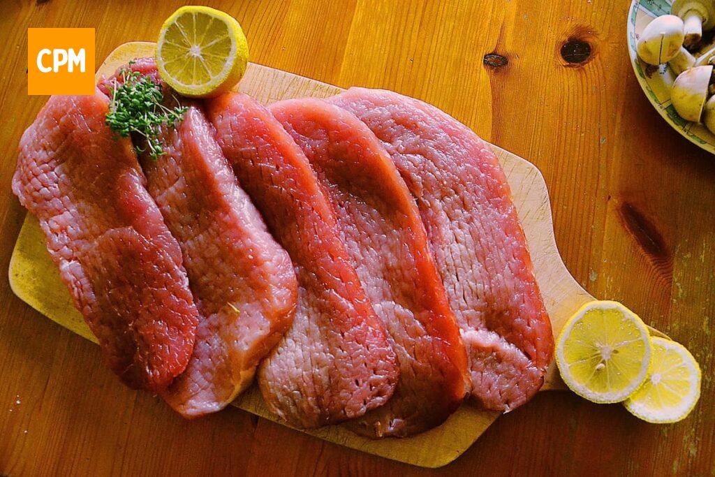 Imagem mostra carne descongelada no microondas, uma das formas de descongelar carne rápido.