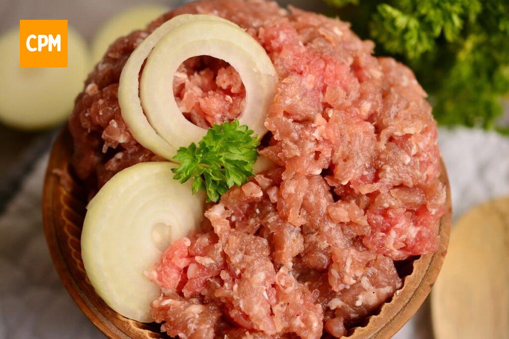 Imagem mostra carne moída com cebola.