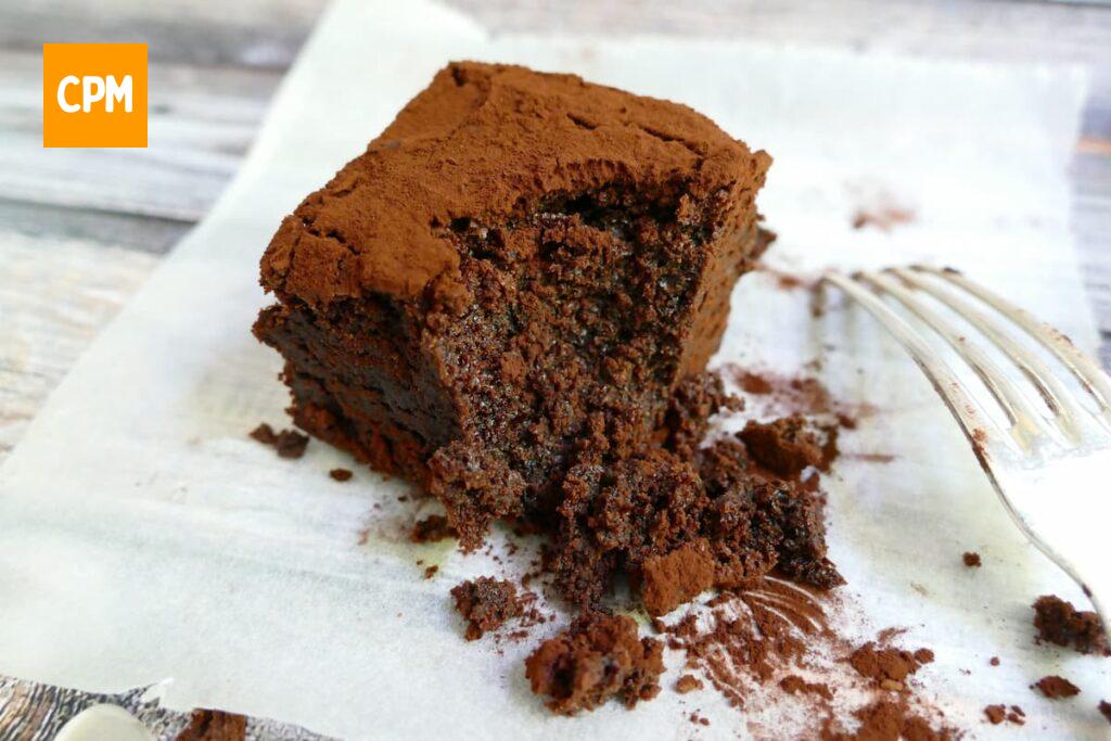 Imagem mostra brownie chocolatudo e muito delicioso.