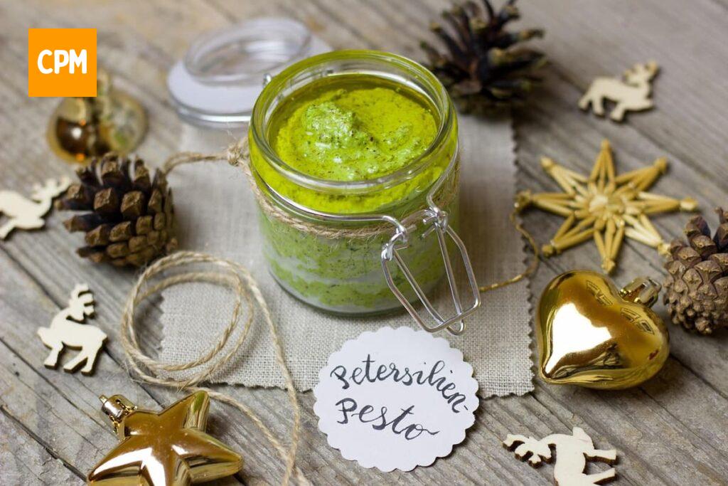 Imagem mostra molho pesto fresco.