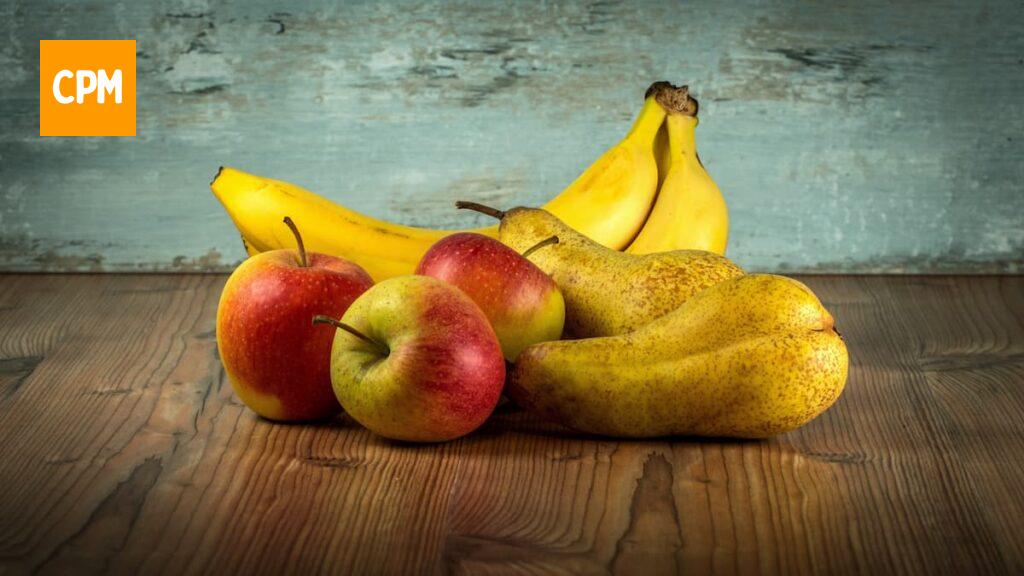 Imagem mostra pera, banana e maçã, frutas ricas em fibras.