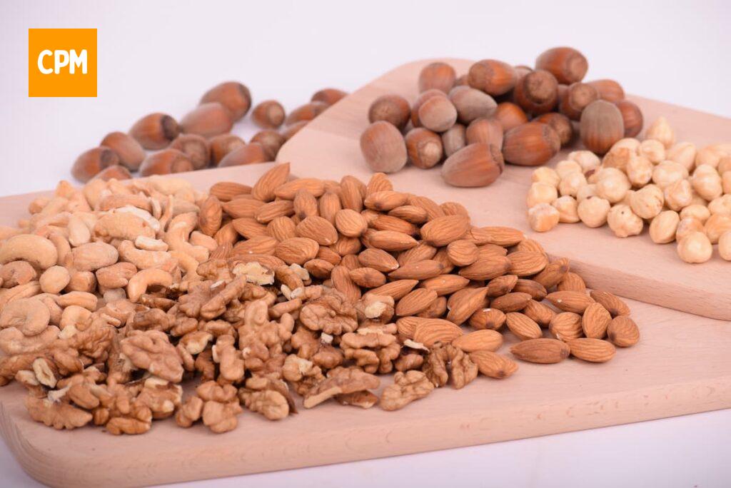 Imagem mostra nozes, castanhas e amendoas, alimentos que aumentam a saciedade e ajudam a controlar a fome.