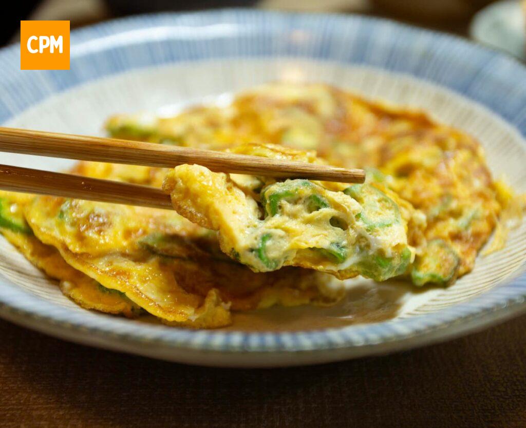 Imagem mostra omelete leve, um dos melhores alimentos para comer à noite.