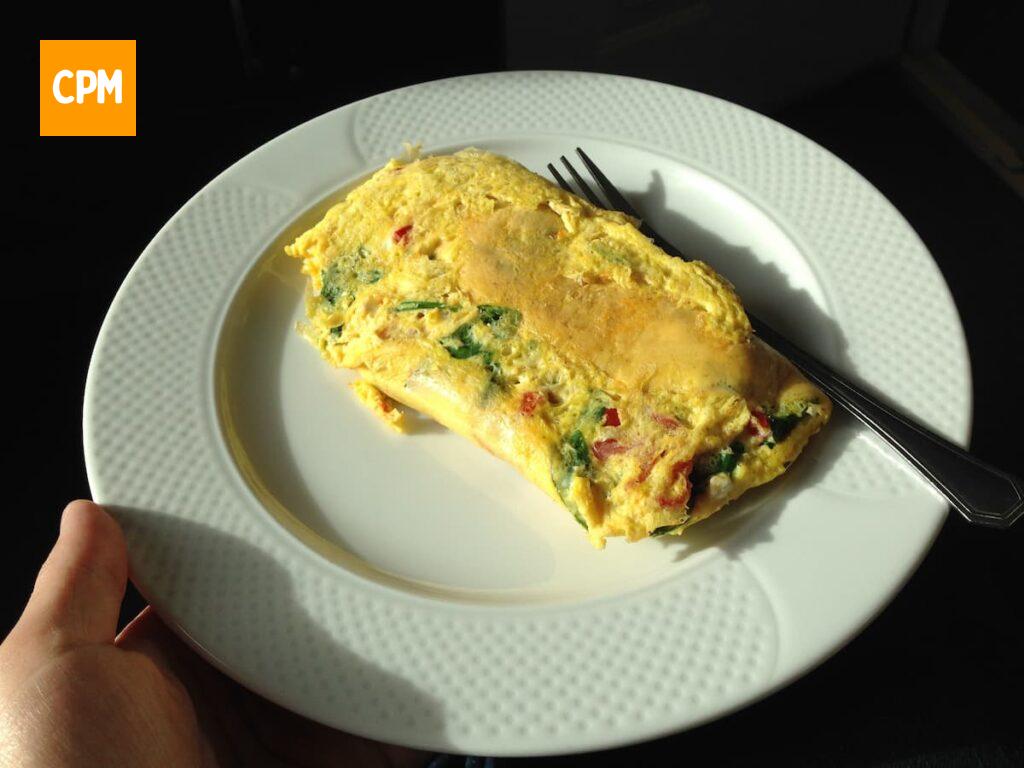 Imagem mostra omelete com tomate .