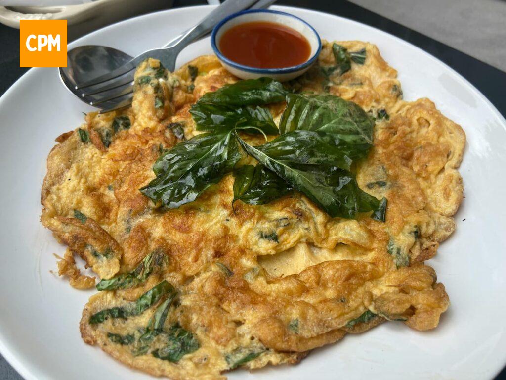 Imagem mostra Omelete verde, um dos melhores alimentos para comer à noite.