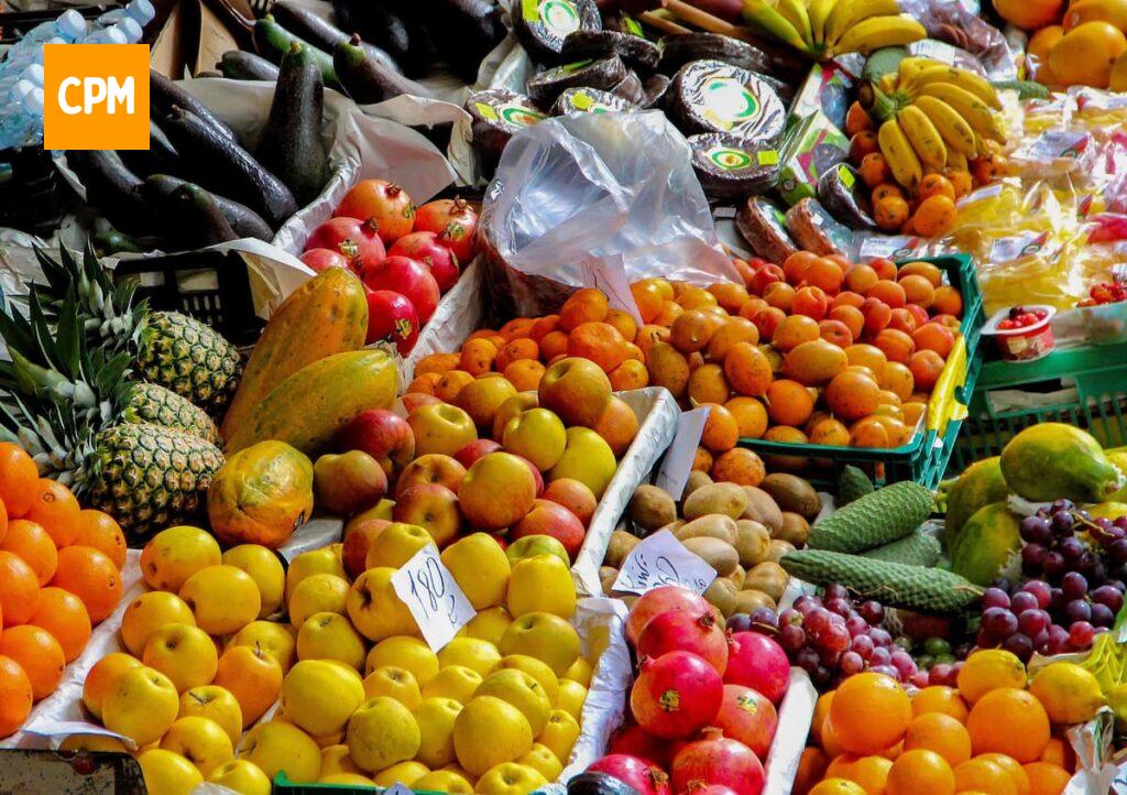 Imagem mostra frutas em mercado brasileiro.